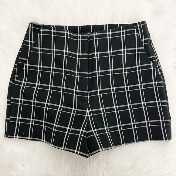 Forever 21 Black plaid shorts - Picture 1 of 3